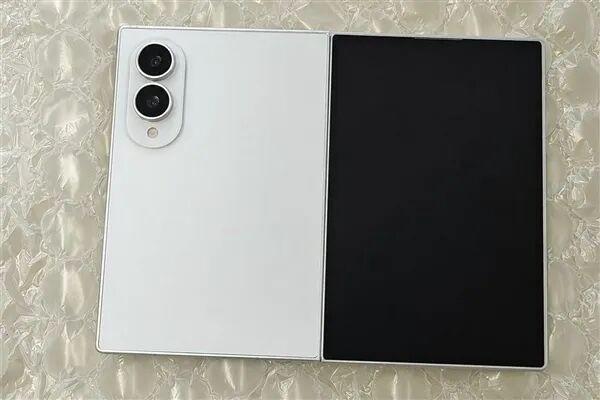 三星Galaxy Z Fold8开启盲约：安卓首款阔折叠
