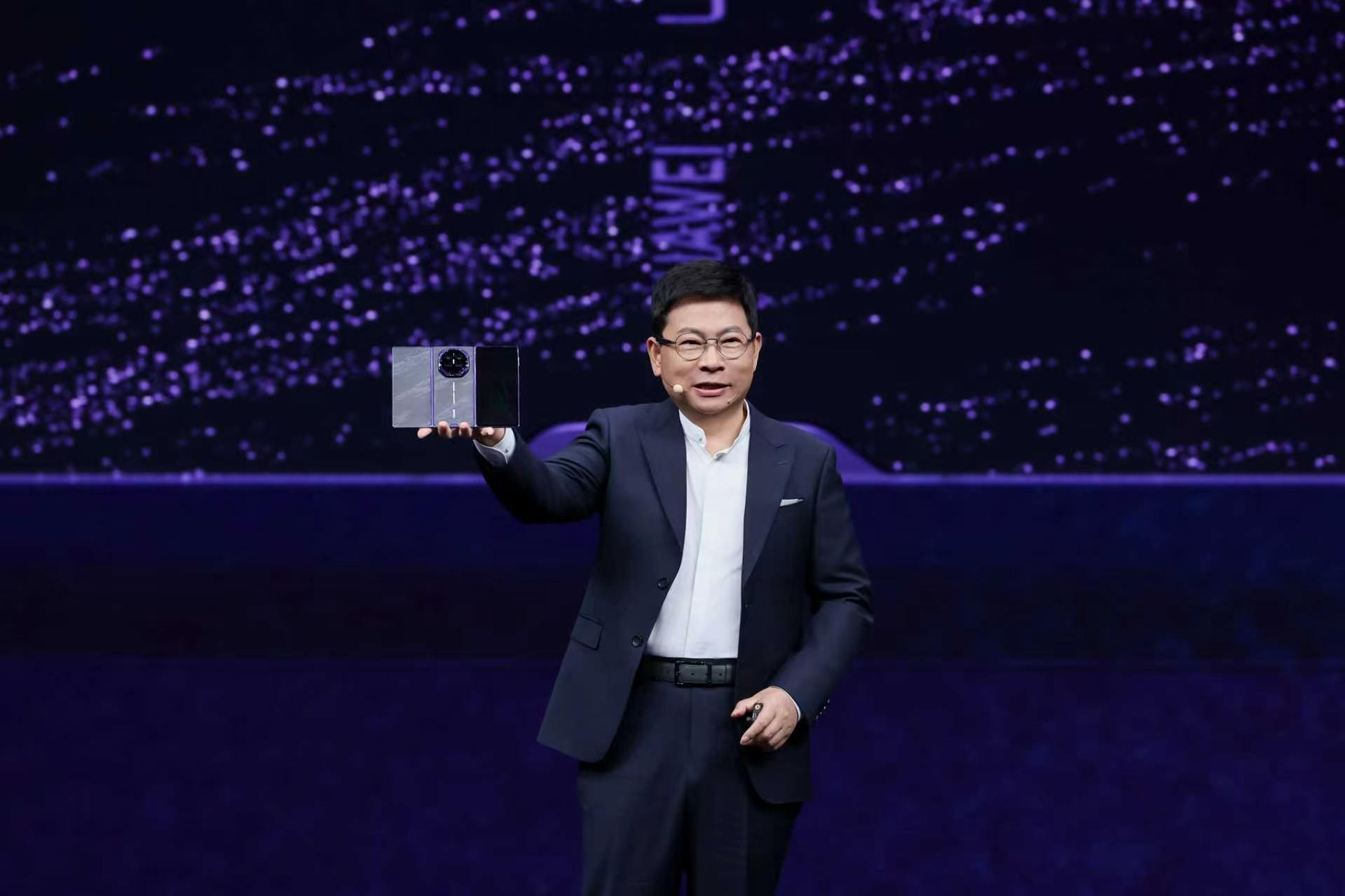 首发搭载麒麟9050 Pro芯片，HUAWEI Mate XT 2 非凡大师正式亮相