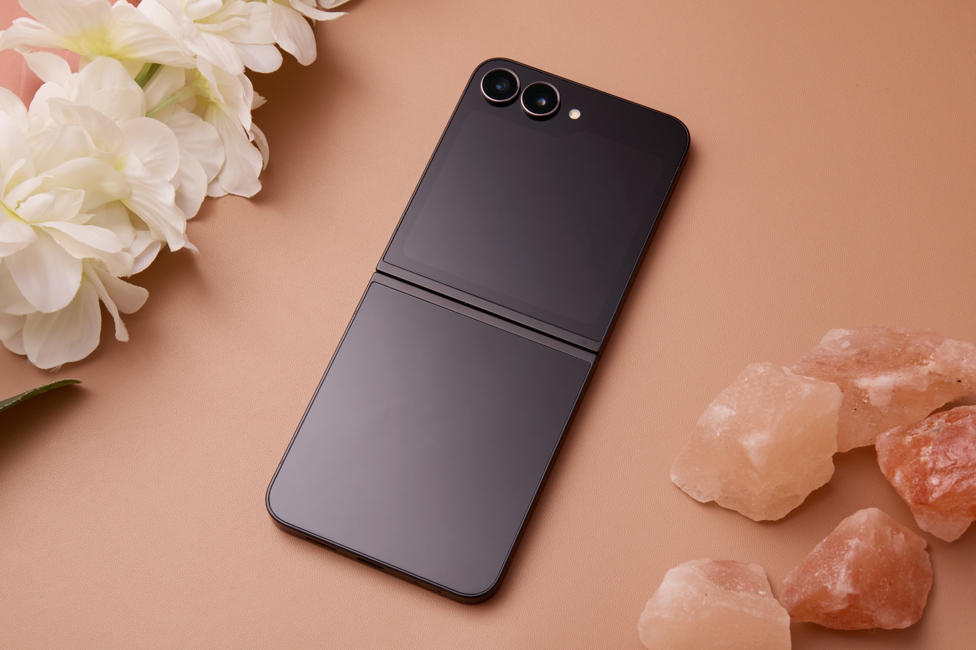 三星Galaxy Z Flip7 FE图赏：掌心折叠，潮酷随行！