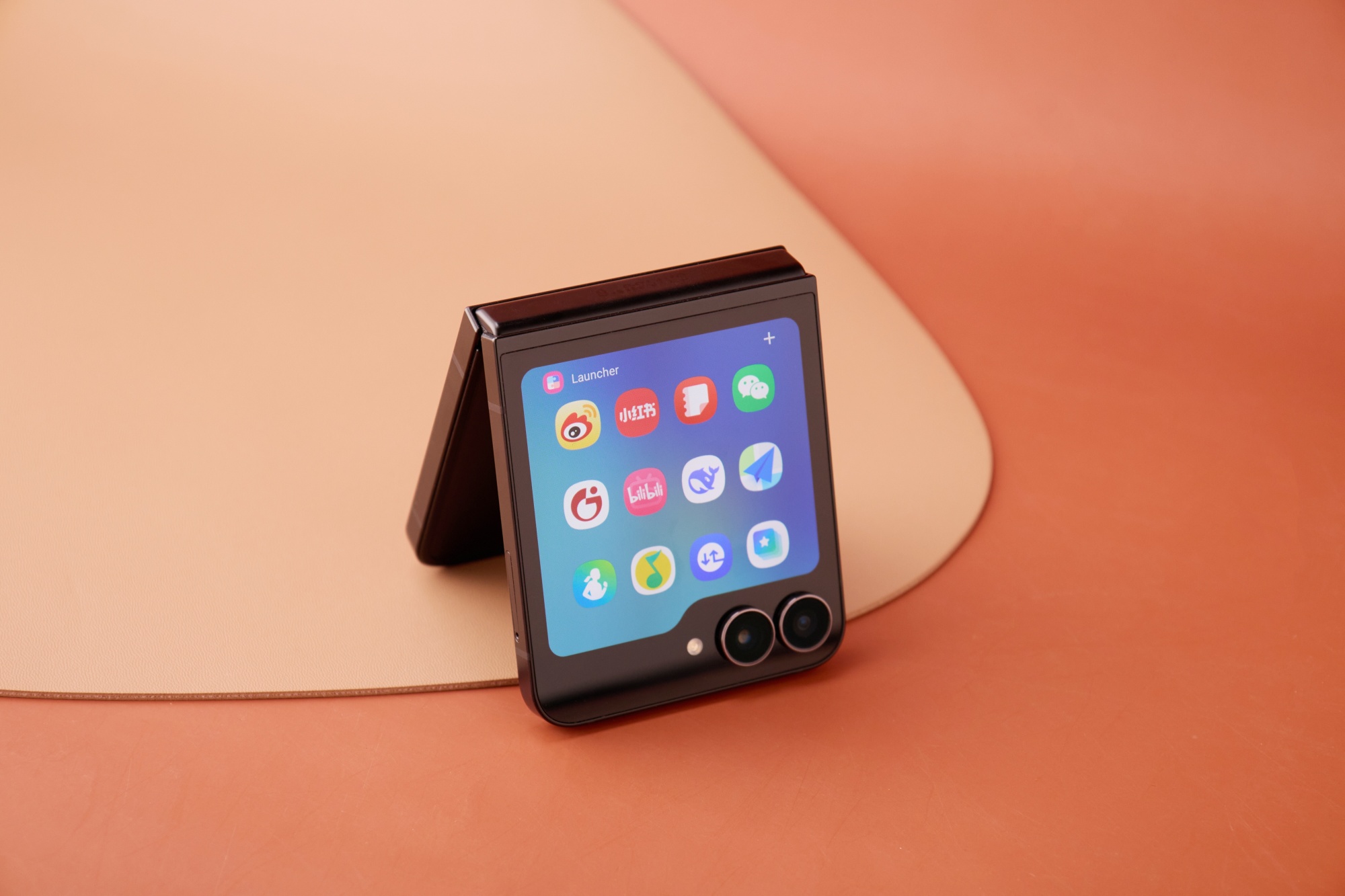 三星Galaxy Z Flip7 FE图赏：掌心折叠，潮酷随行！