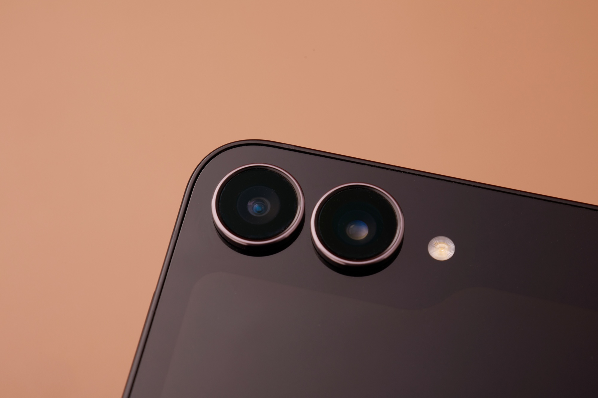 三星Galaxy Z Flip7 FE图赏：掌心折叠，潮酷随行！